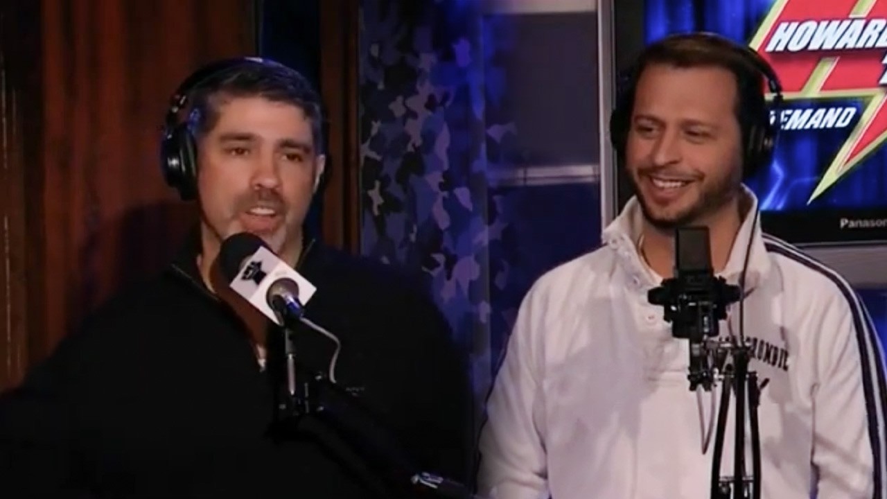 Robin's party lateness, Gary's political aspirations, Sal's drunken tweets