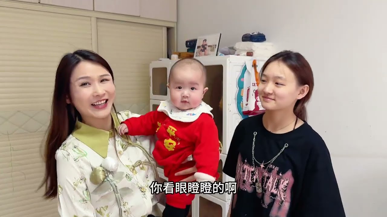 小五的百天照拿回来了，和老大的白天照简直太像了，时间过的真的太快了