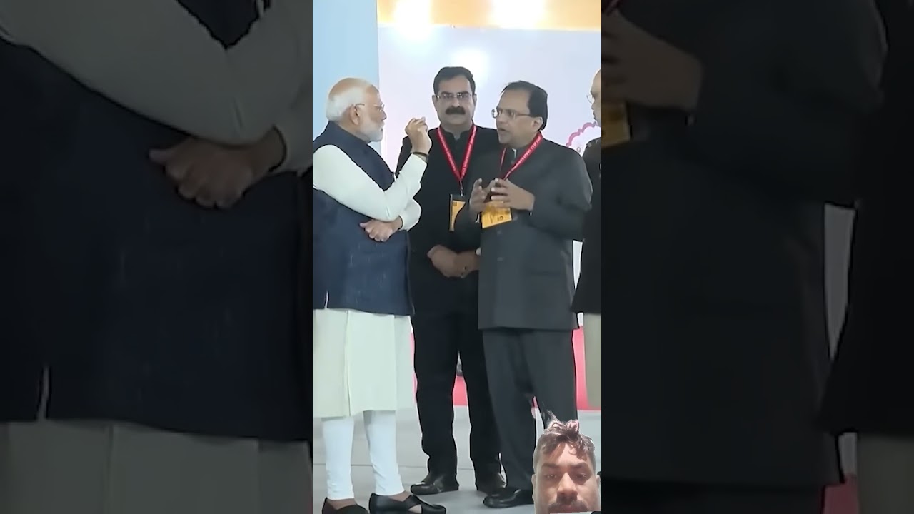 PM Modi ji hamesha ji batchit karte hue 