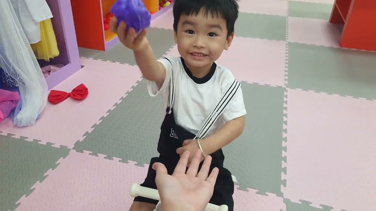 Em bé đi chơi tết 2026