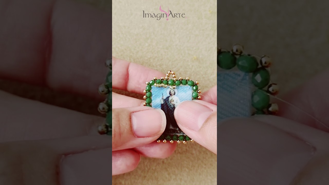 Escapulario bordado para pulsera