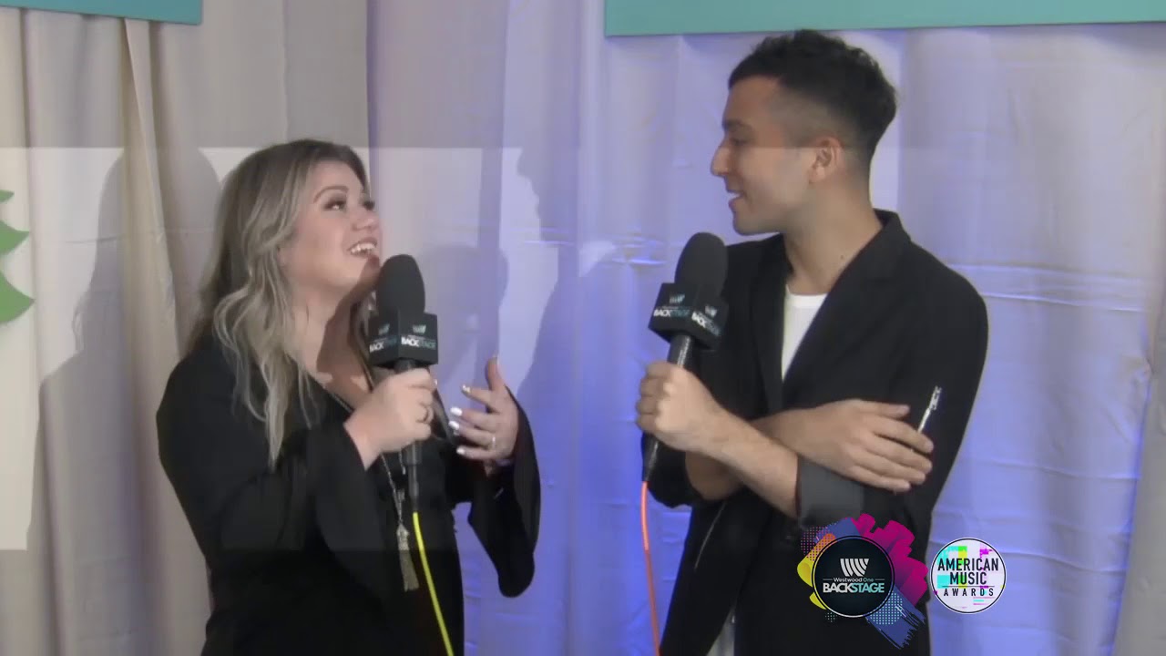 Kelly Clarkson On Pink And New Album : #WWOBackstage #AMAs