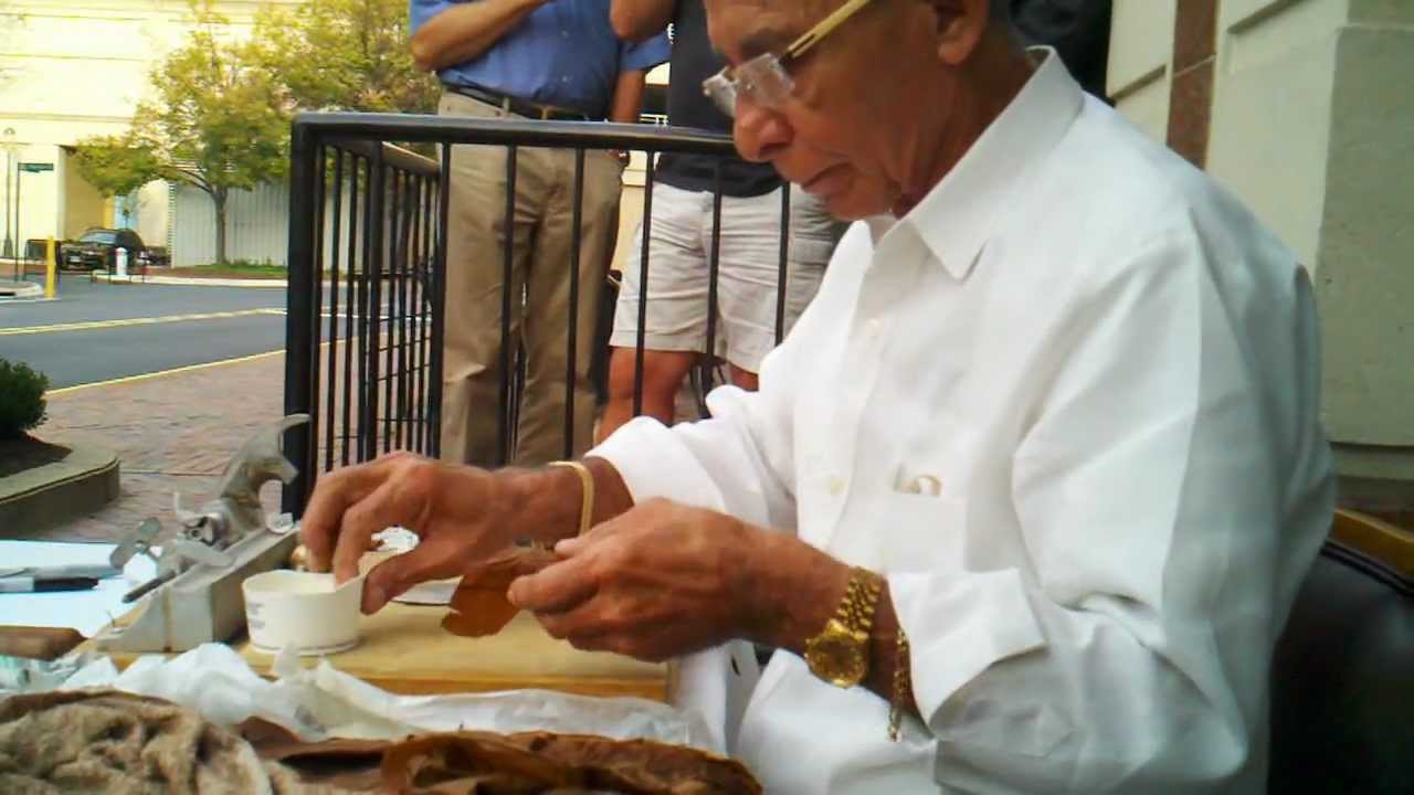 Don Pepin Garcia event - Master Cigar roller Rene