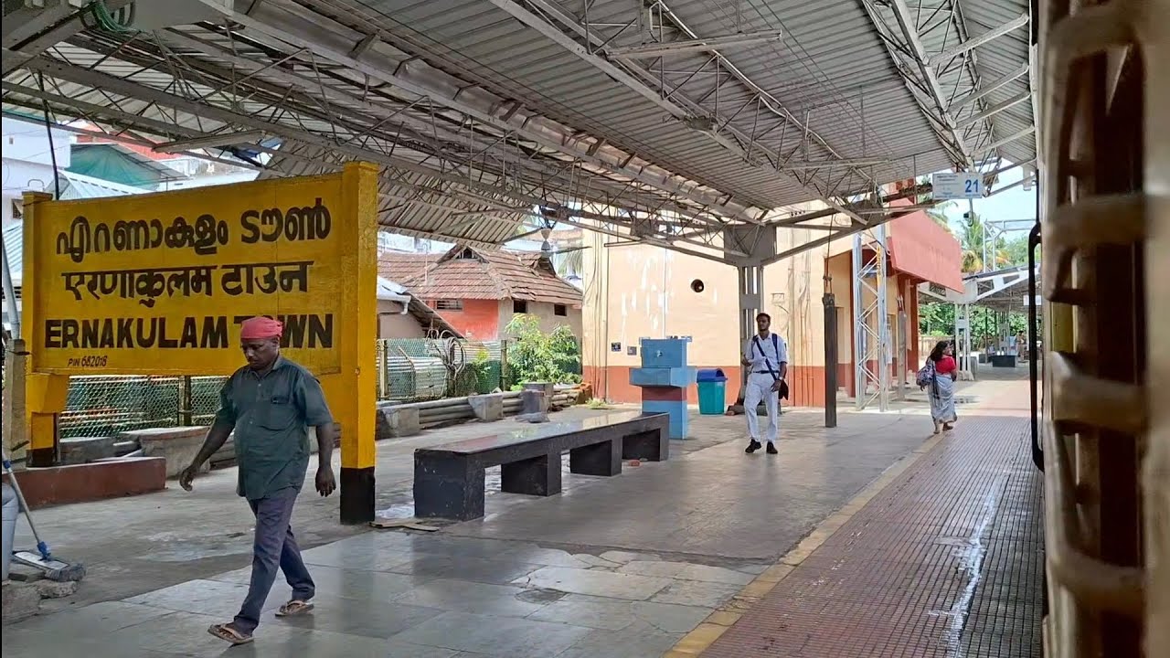 ERNAKULAM TOWN RAILWAY STATION ON BOARD ARRIVING & DEPARTING VSKP-KOLLAM SPL EXPRESS TRAIN