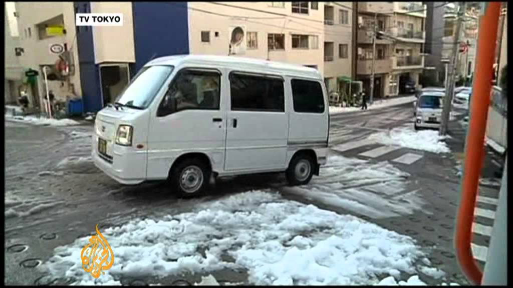 Tokyo struggles with heavy snowfall