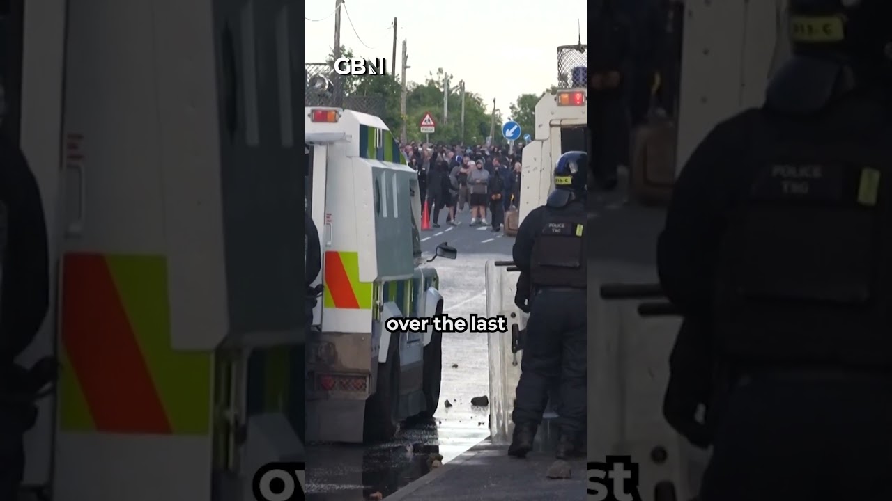 В Белфасте вторую ночь подряд происходят крупные столкновения: 12 полицейских получили ранения, п...