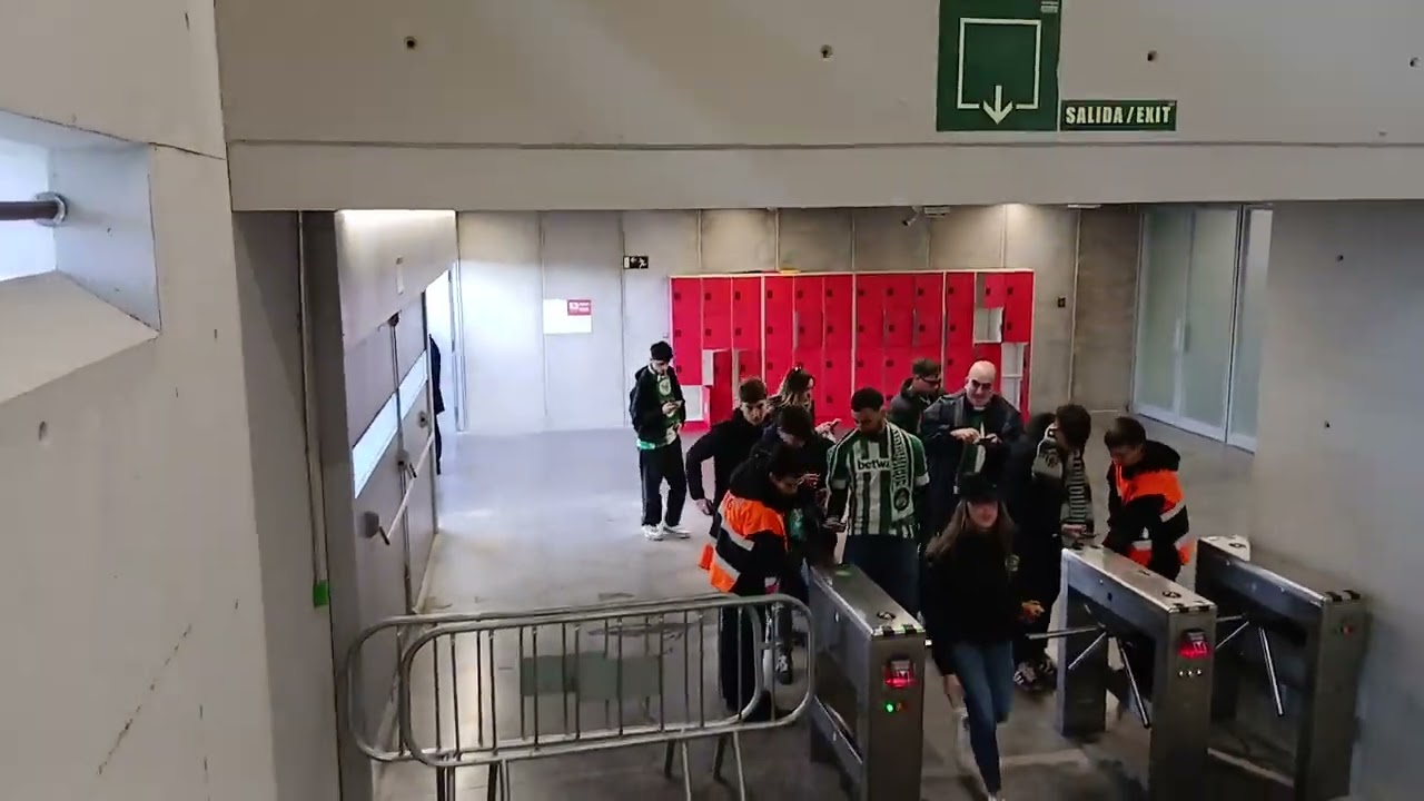 Llegada de los béticos al estadio Metropolitano. 