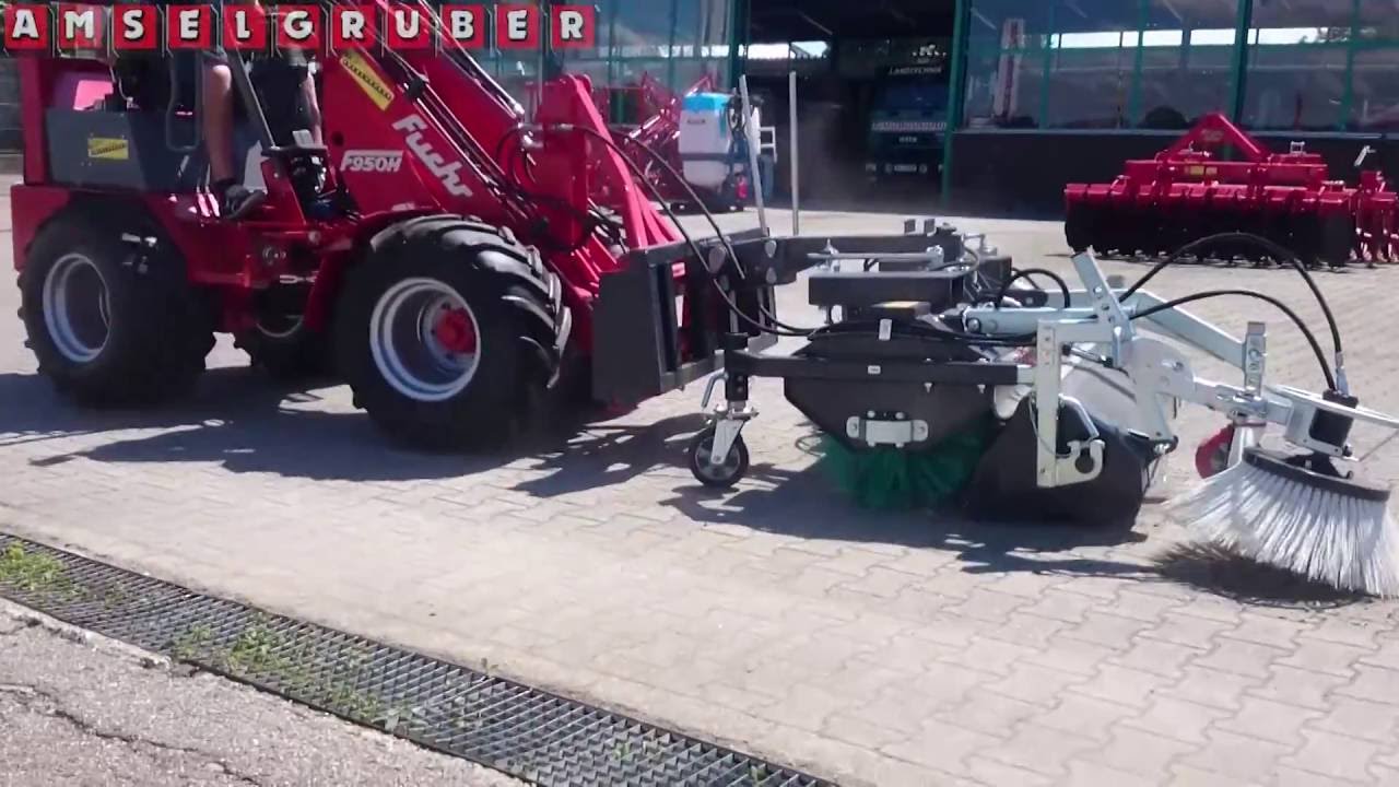 Kehrmaschine Dominator mit Seitenbesen auf FUCHS Hoflader - Amselgruber
