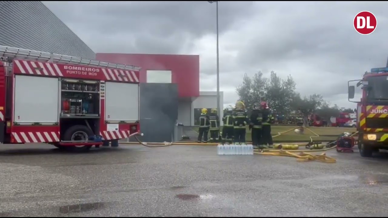 Incêndio em empresa de Porto de Mós destrói pelo menos três viaturas