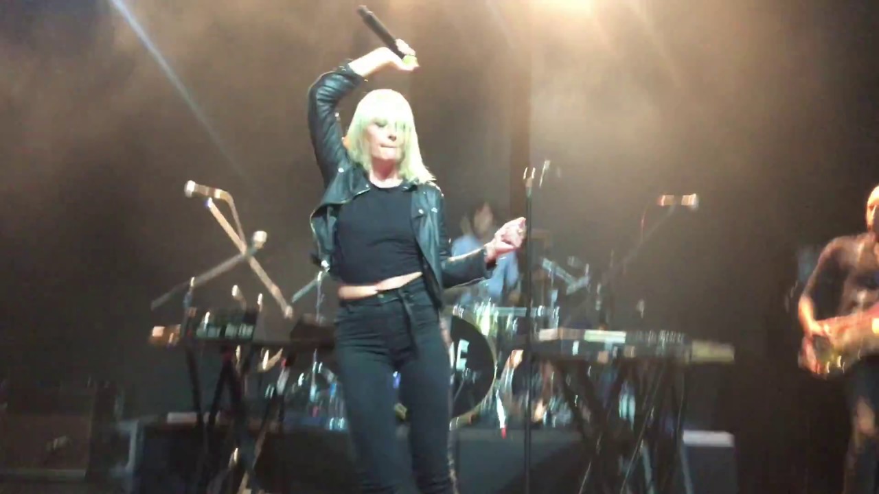 Metric &mdash; Dressed To Suppress [Live in Moscow 25.10.2018]