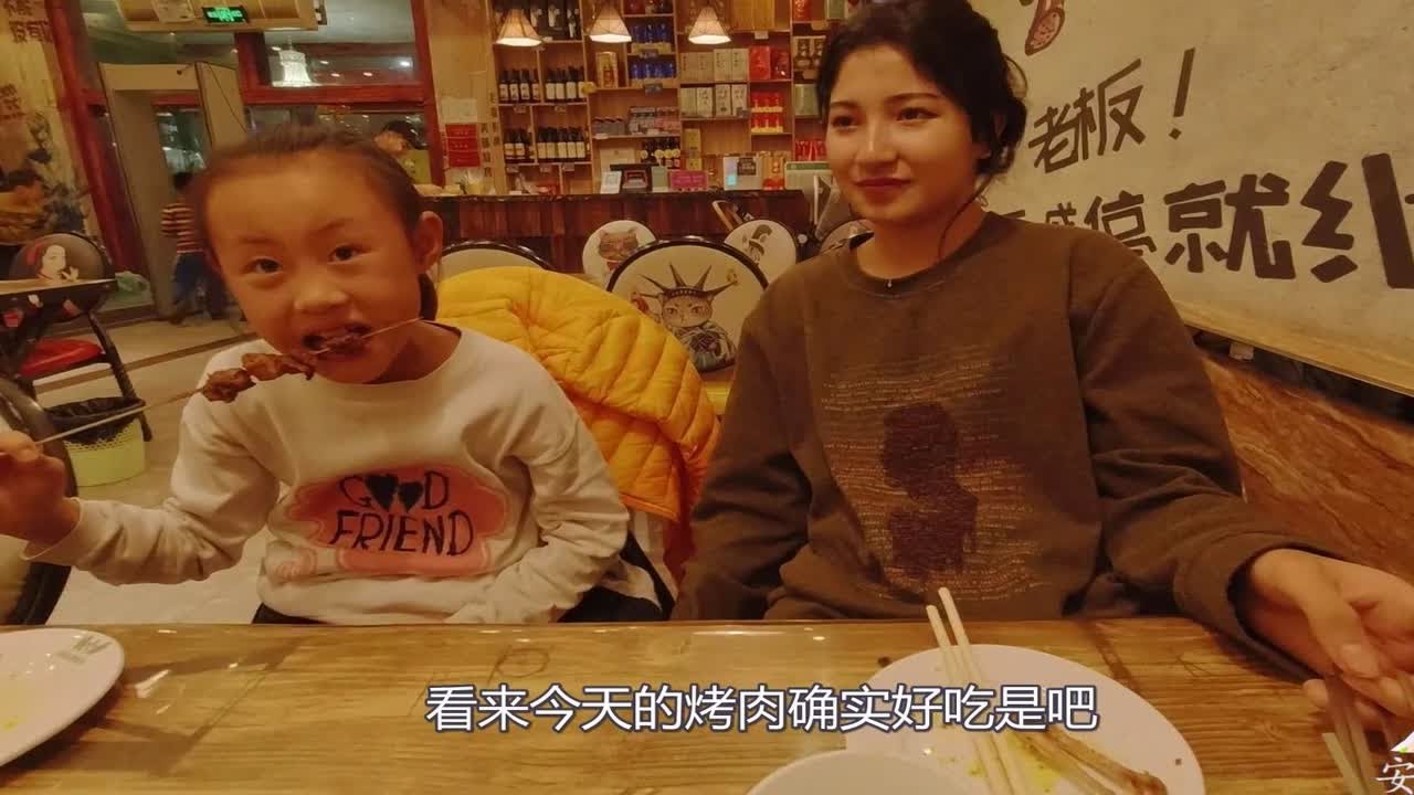 安妮古丽在新疆出名了？和粉丝吃饭被认出来，给老板的操作点赞！