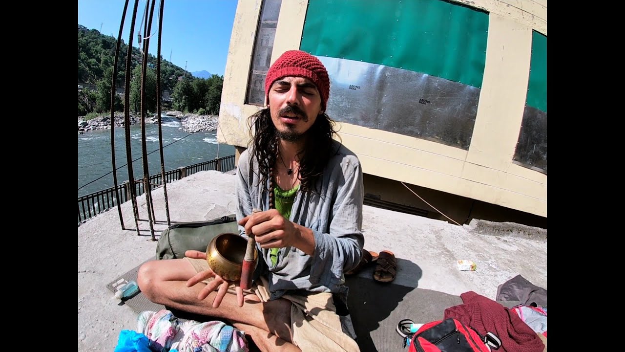 Visiting Muslim Tomb in Kullu | Continue Busking for New Phone | Sleeping Near Shiva Temple
