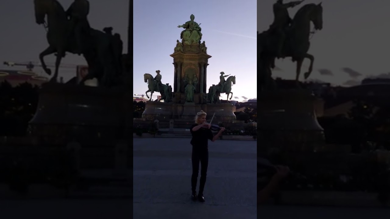 Vienna Wien City Walk, Maria Theresia Platz, Teufelsgeigerin, Geigenmusik
