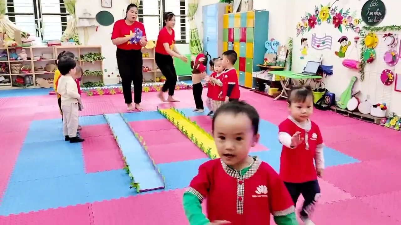 Thể dục: Đi trong đường hẹp Nhà trẻ - Cô Nguyện