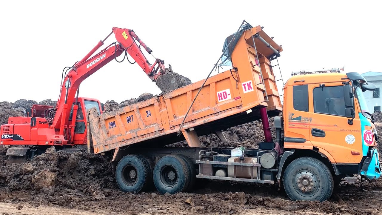 Máy xúc múc gọn đất lên cao/Ô tô đổ đất/Máy xúc ô tô cùng nhau làm việc