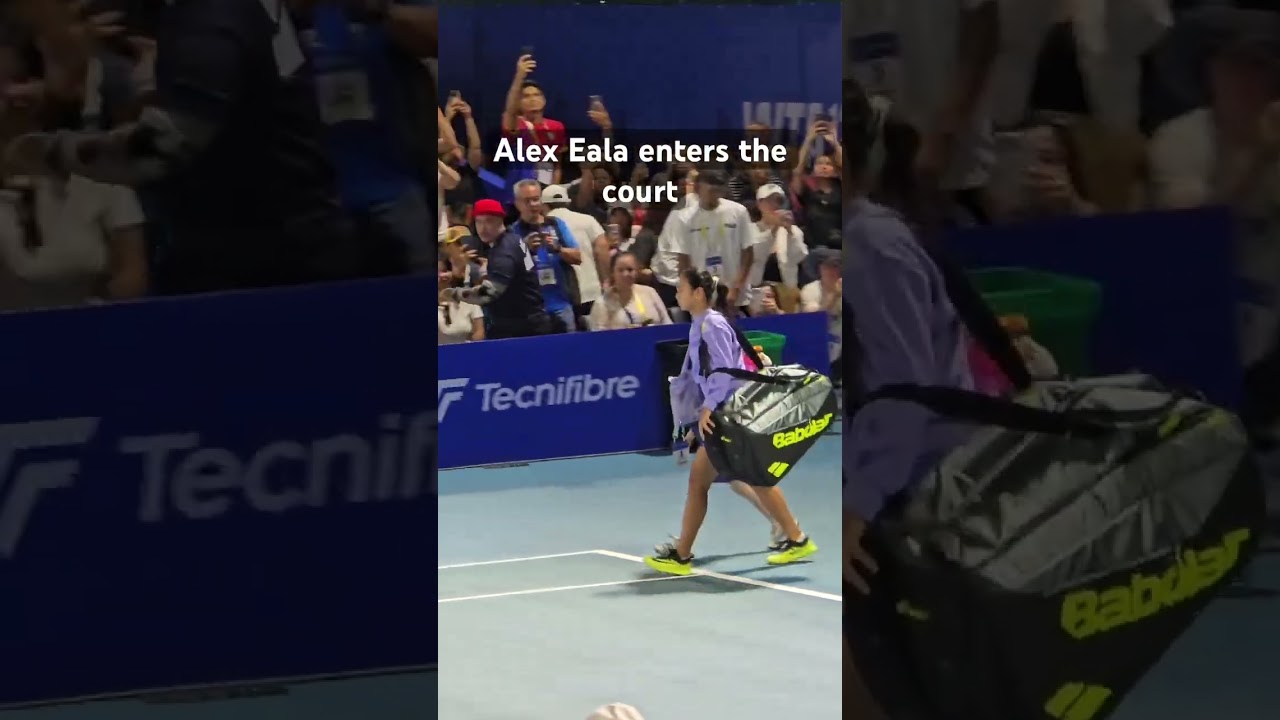 Alex Eala enters the court at the Philippines Women’s Open in Manila 🤳@ColomaIsaacJeff