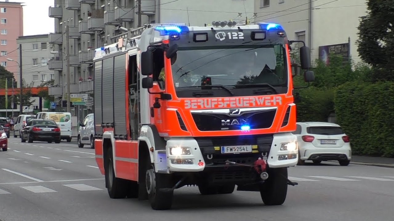 RLF-A 1 Berufsfeuerwehr Linz auf Einsatzfahrt