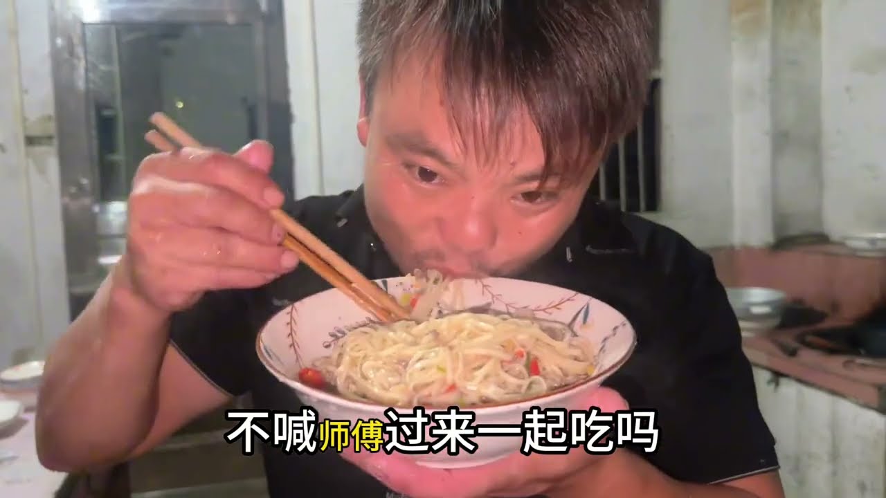老公和宰牛师傅凌晨到家，赶紧煮个牛肉面给他们暖暖胃！ #真材实料才能做出好味道 #原生态乡村生活 #就是这个味儿 #生活的烟火气息 #牛肉面