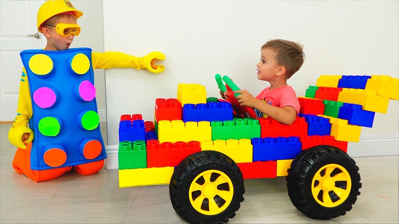 Влад и Никита катаются на игрушечном спорткаре и играют с разноцветными кубиками