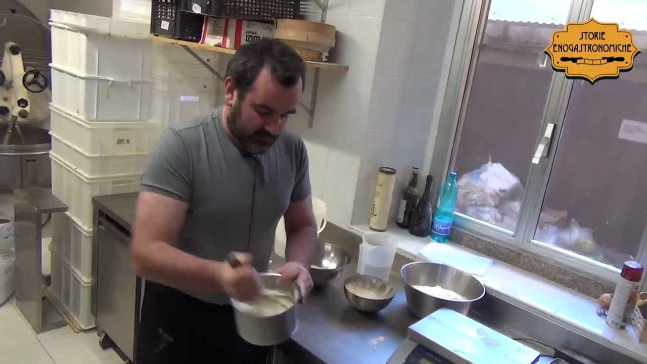 La preparazione dell'impasto per fare il pane a casa