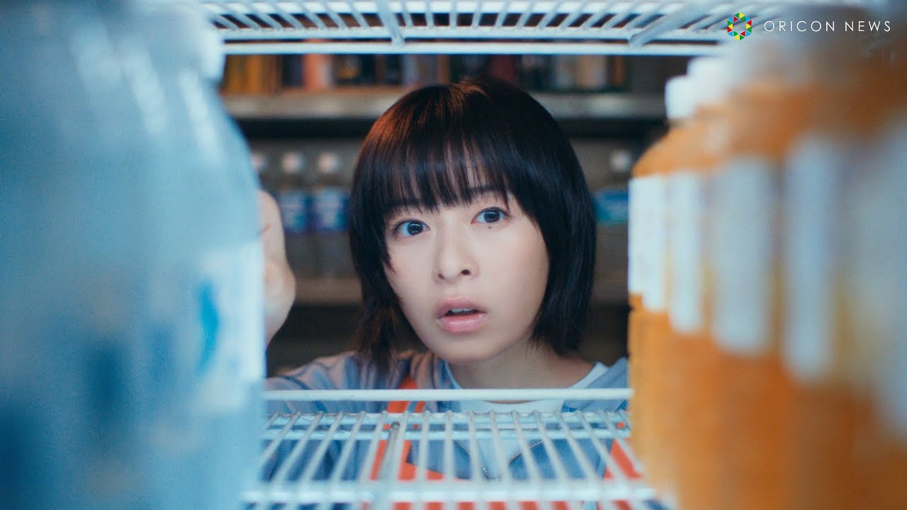 森七菜、コンビニ店員に扮して登場！アツくなる青年に困惑！？　『ドラゴンボールスーパーカードゲーム フュージョンワールド』 新TVCM