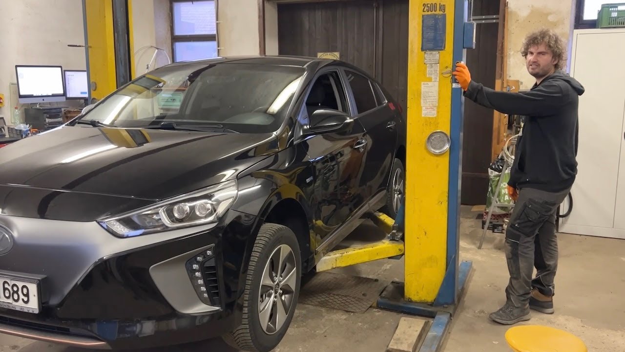 Pokračování opravy levného Hyundai Ioniq Electric (#2) - koroze šroubů baterie
