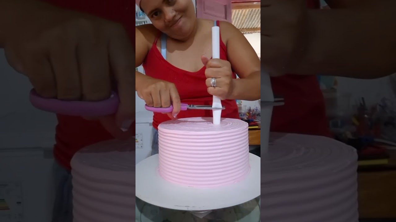 Decoração de bolo de 2 andares tema mini rosa em chantilly 