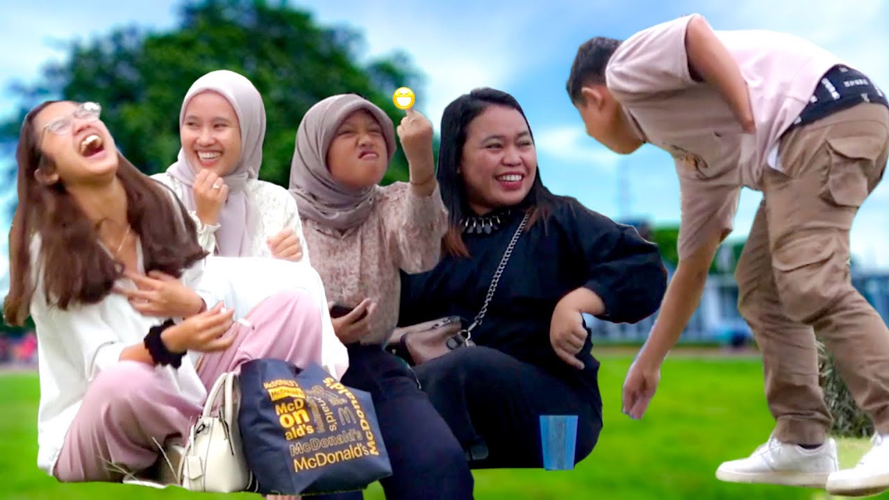 PRANK PENGEMIS KE CEWEK CANTIK MALAH UANGNYA DIKASIHKAN PENGEMIS BENERAN
