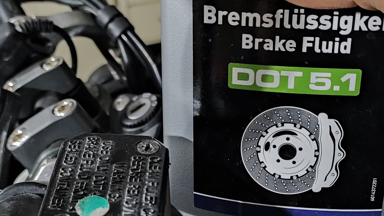 Malaguti dune 125 abs  Bremsflüssigkeit am Vorderrad wechseln.