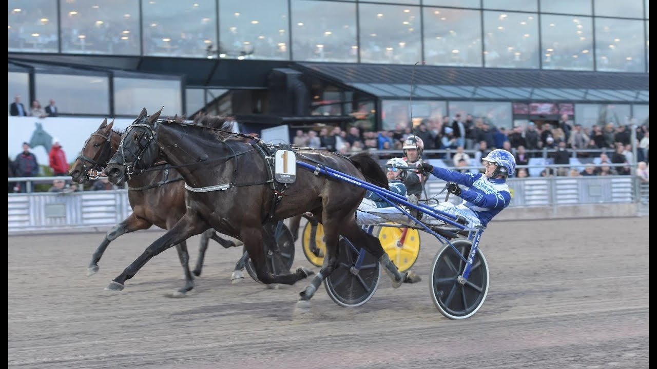 Vivillion & Daniel Wäjersten vinner Svenskt Trav-Oaks (3 000 000 kr) på Solvalla. Tid 1.11,7a/2140m.