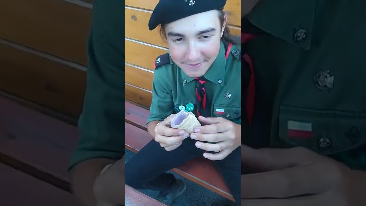 Harcerz dławi się lodem i połyka wszystko