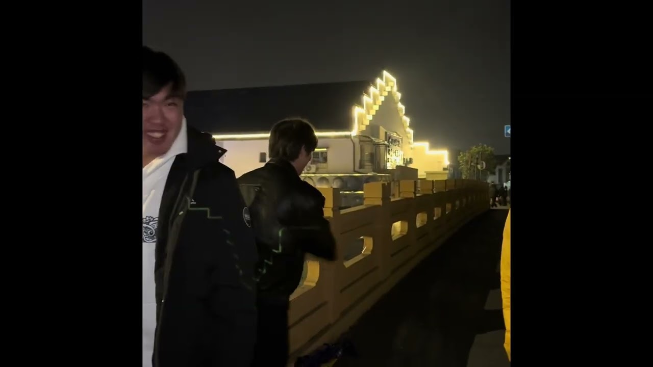 上海過年看年輕小伙子放煙火