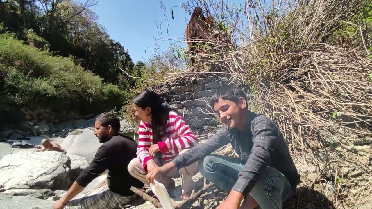 Nadi  mein khayi Maggi aur kari dher saari masti! 🍜🌊✨