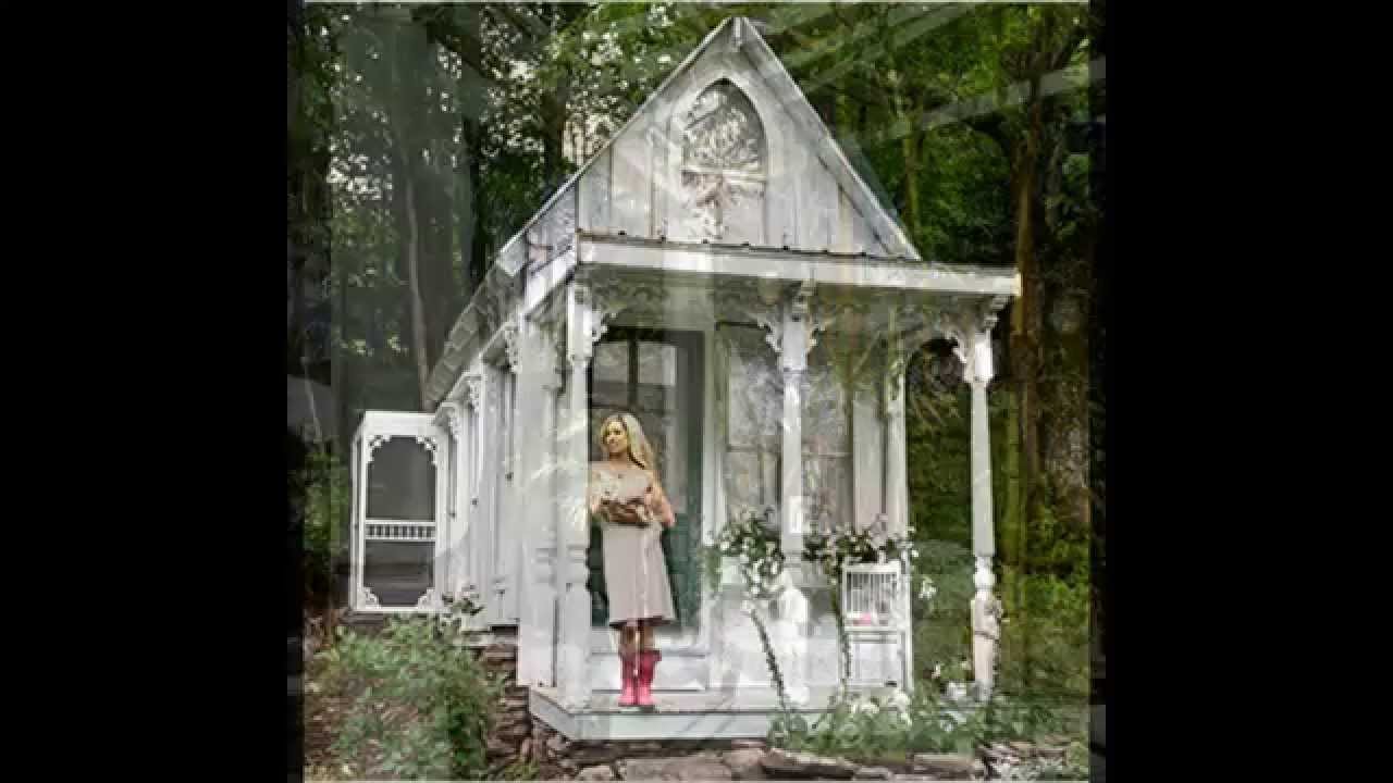 Creative Shabby chic garden furniture decorating ideas