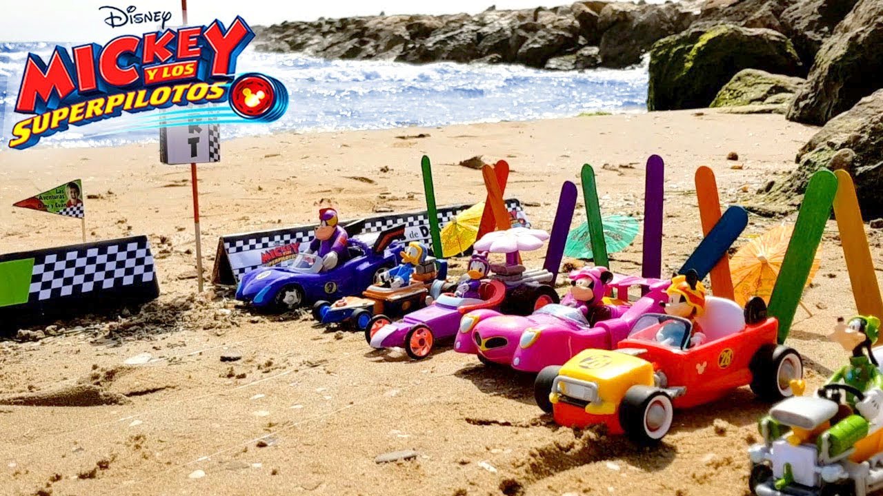 MICKEY Y LOS SUPER PILOTOS: Carrera con TRIPLE SALTO en la Playa! 🏖️🚗 | Disney Roadster Racers