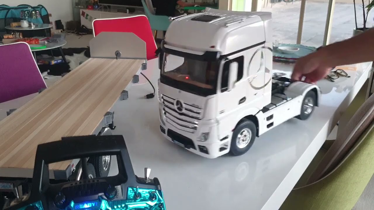 1/14 Hercules hobby Mercedes Actros & flatbed trailer with G.T.power truck light sound system.