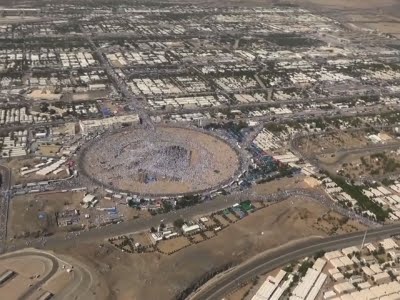 Raw: Hajj Pilgrims Climb Mount Arafat