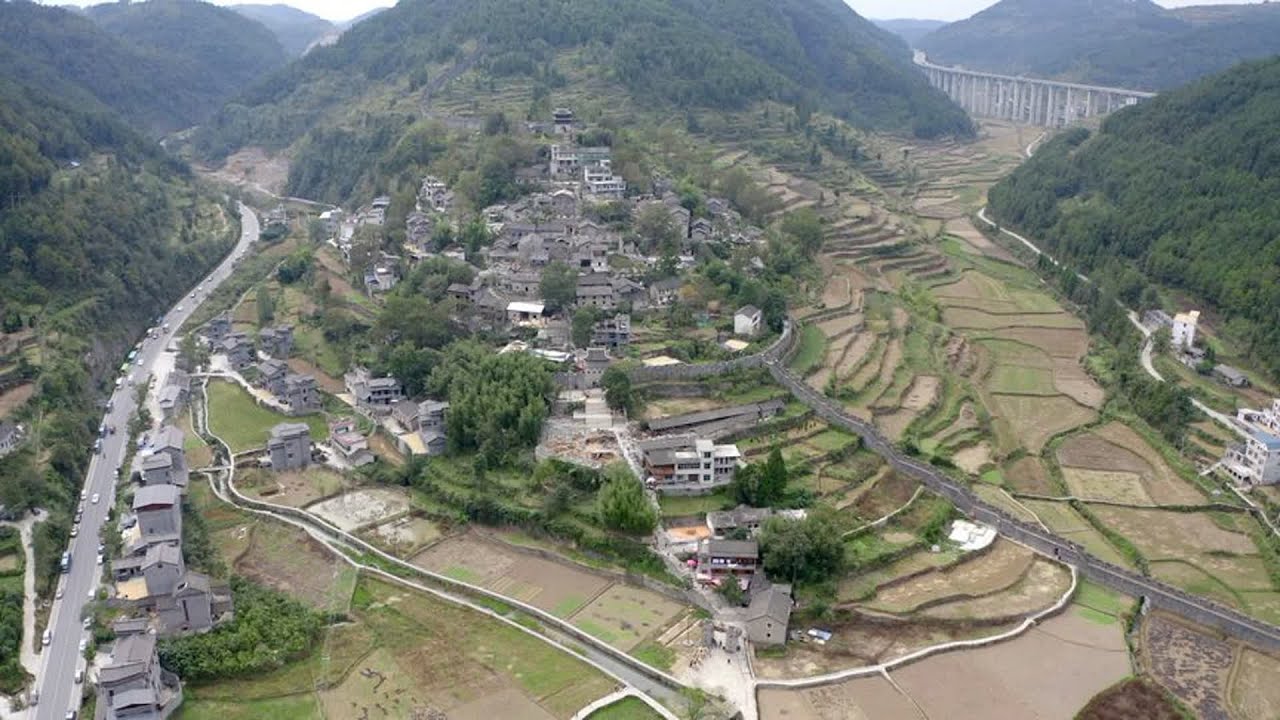 航中国南方长城边上的一个寨子，以青瓦石墙为主的房子，适合旅游