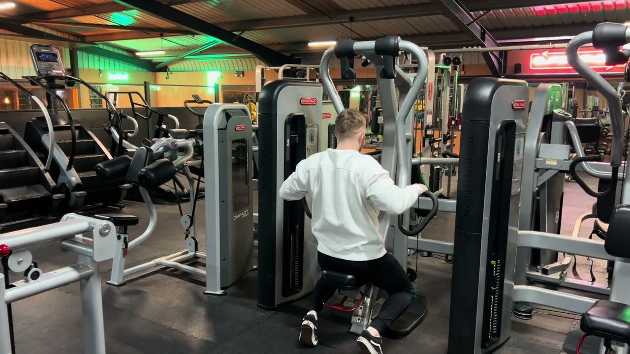 How to use a Chest Supported Row Machine: Wide grip, close grip, single arm (Startrac Inspiration)