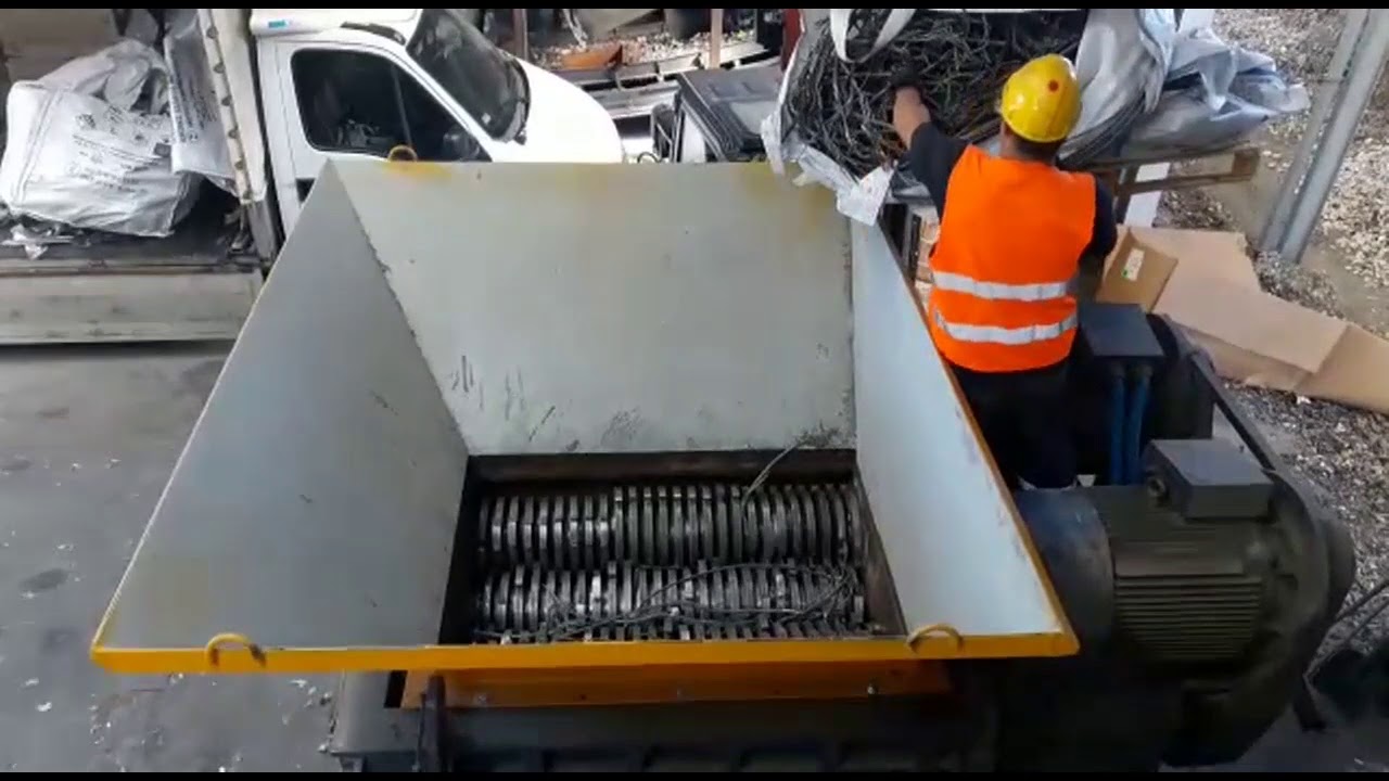 Młyn Untha RS 150 mielenie prętów aluminium