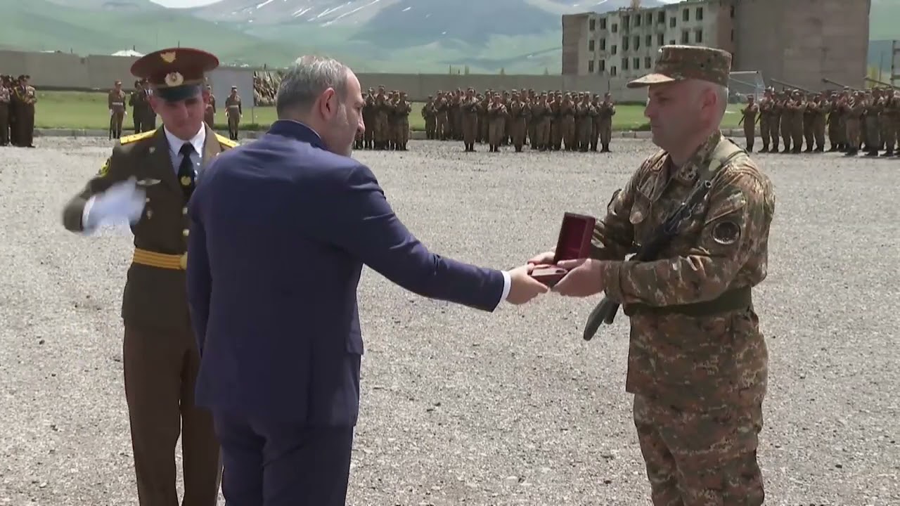 Նիկոլ Փաշինյանը պետական պարգևներ է հանձնել ԶՈւ 2-րդ բանակային կորպուսի զինծառայողներին