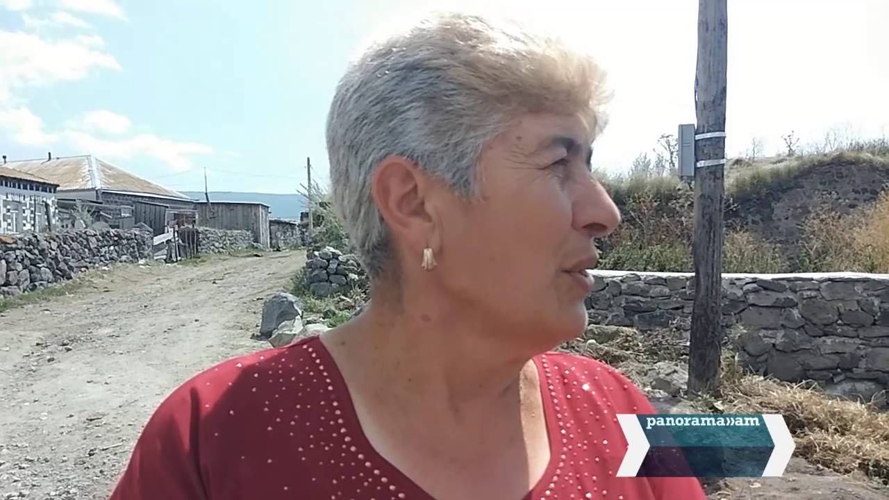 Կարծախցի կինը կատարում է Ջիվանու երգերից հատվածներ