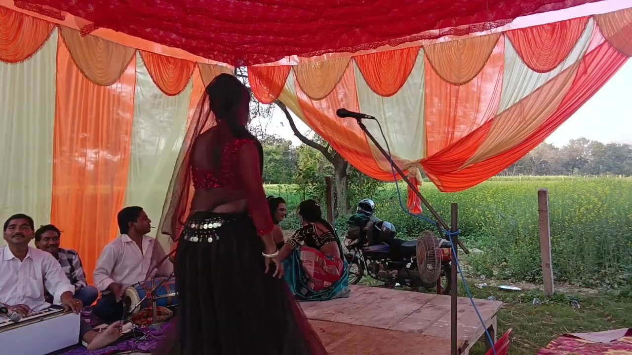 दिनेश, रविंद्र तथा विक्रम उर्फ छिपकली का न्यू भोजपुरी गीत एवं डांस, कृपया ईयर फोन लगाना ना भूले ।