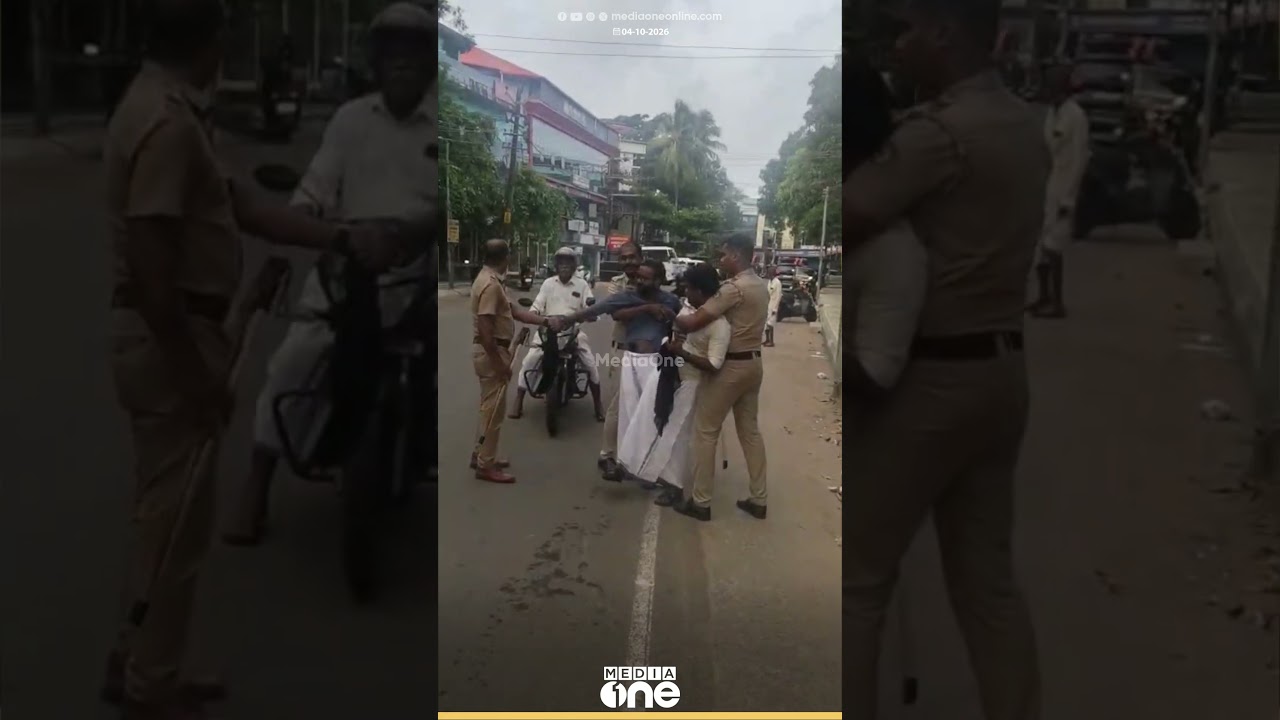 പൊന്നാനിയിൽ പിണറായി വിജയന് നേരെ യൂത്ത് കോൺഗ്രസ് പ്രവർത്തകരുടെ കരിങ്കൊടി പ്രതിഷേധം