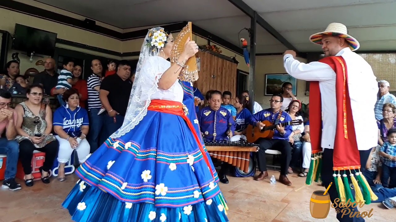 Martha Guzmán y Leonel Roman  / la octava y tata chombo, marimba de Marcos Martínez.