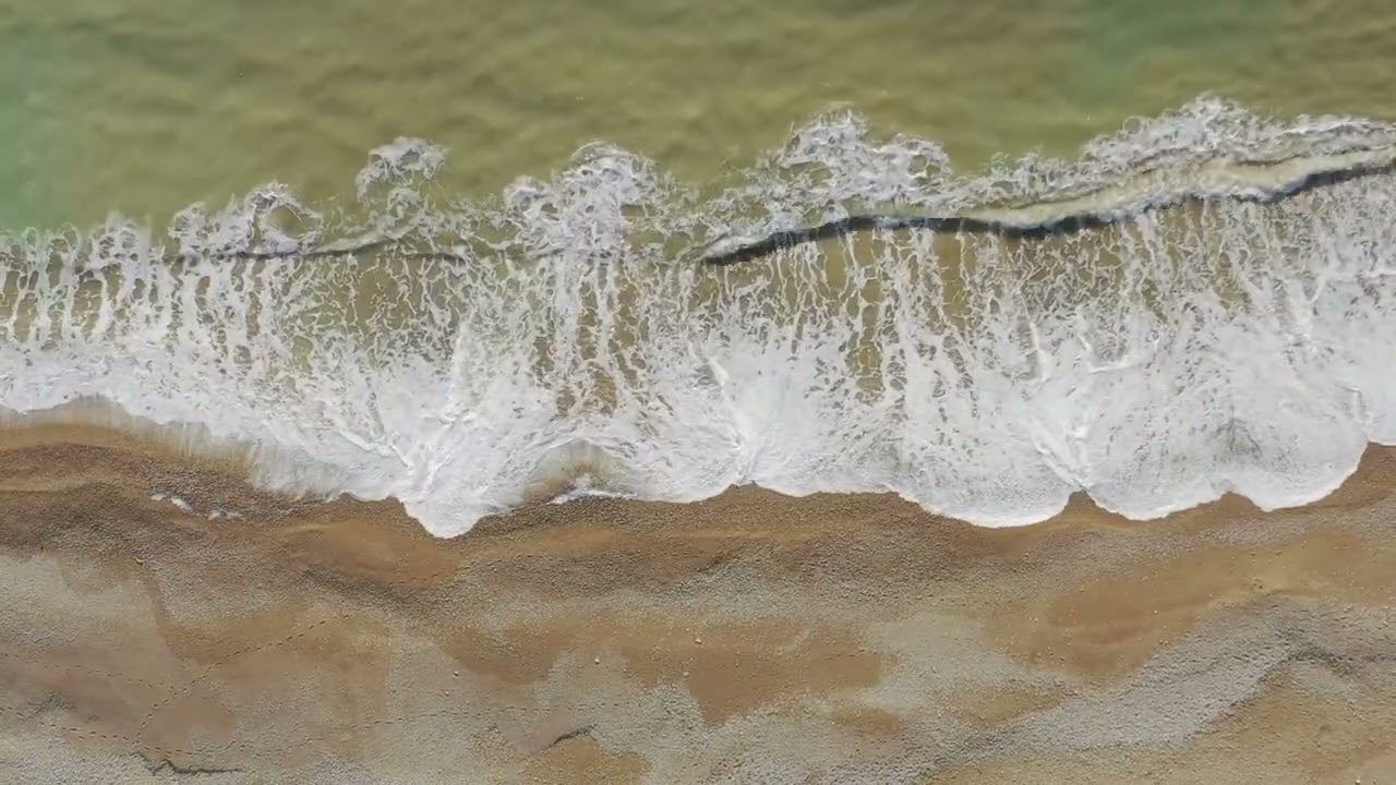 Peaceful Seashore - Calming Waves Screensaver - Mesmerizing TV Background