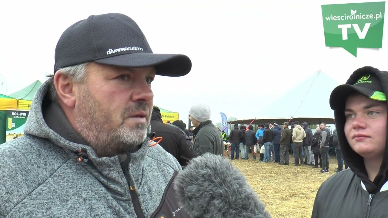 Pokazy polowe maszyn Agro Tom 2023. Małe i duże sprzęty śmigały w deszczu