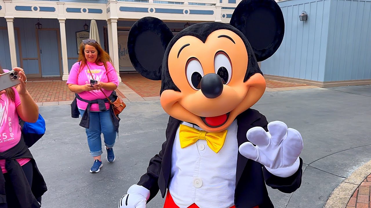 (4K) Meeting Characters At Disneyland 2025! Mickey Mouse, Donald Duck, Chip & Dale ￼