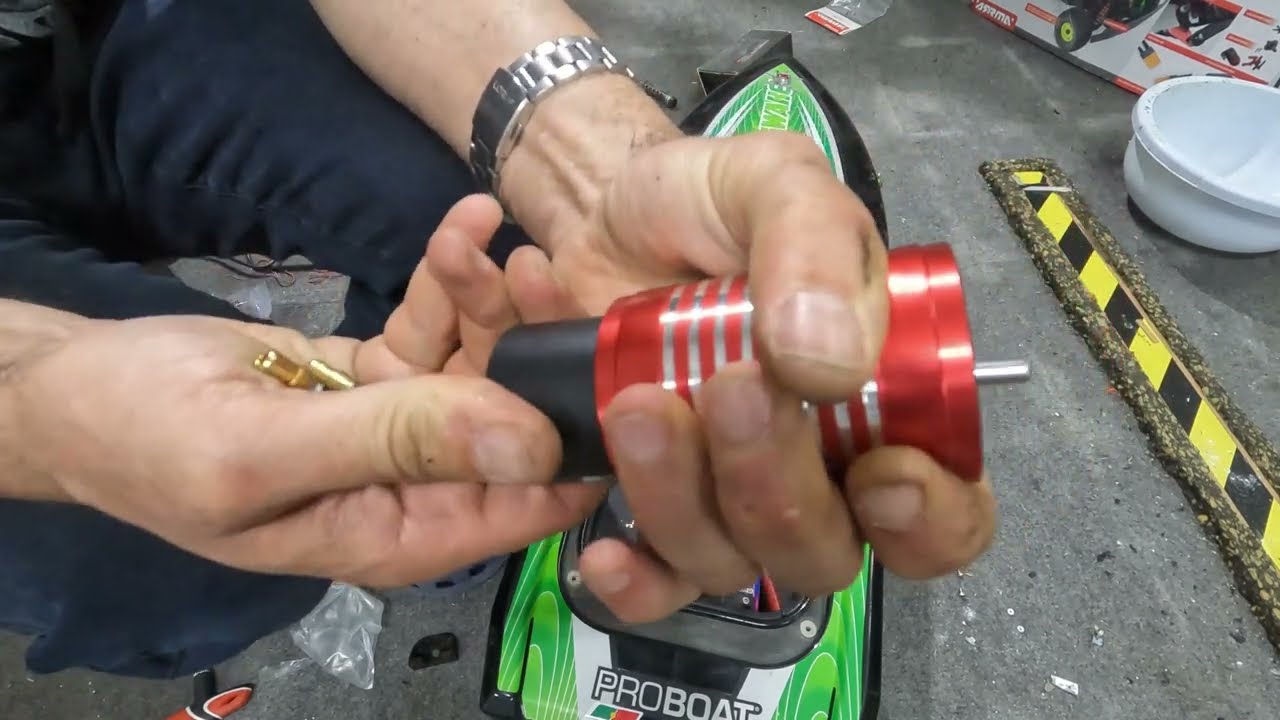 SSS 4092 1800kv motor install on the ProBoat SonicWake 36