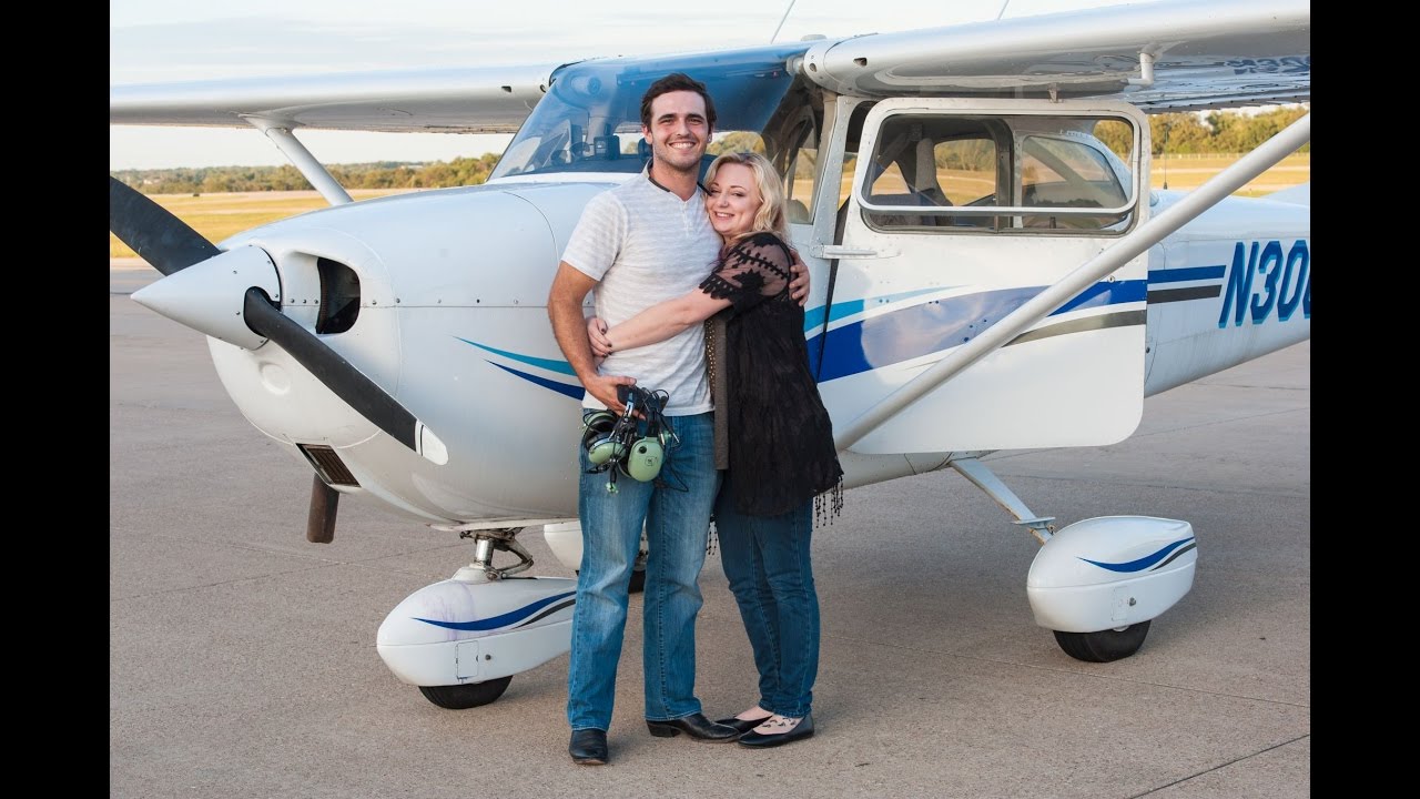Man proposes to girlfriend from airplane